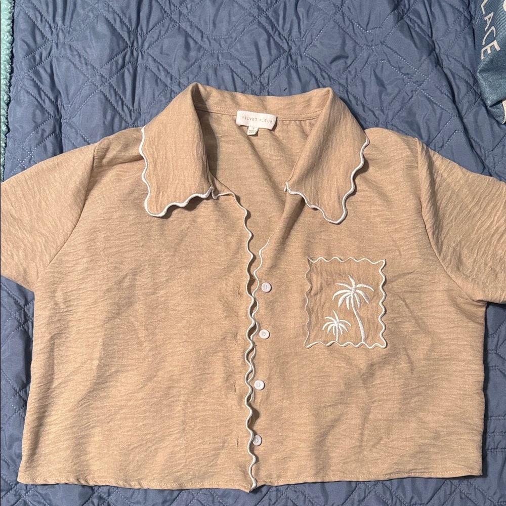 Neutral Tan Scalloped Palm Pocket Button-Front Crop Shirt - Unknown Brand